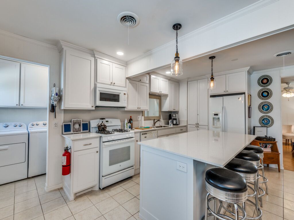 Kjøleskap, mikrobølgeovn, ovn og kokeplater