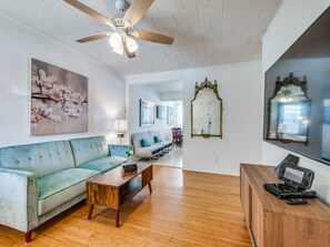 Smart TV, video games, DVD player, books - The MCM House walk2 FIFA Dallas Stadium~ AT&T!  Best Arlington vacation rentals! (Arlington)