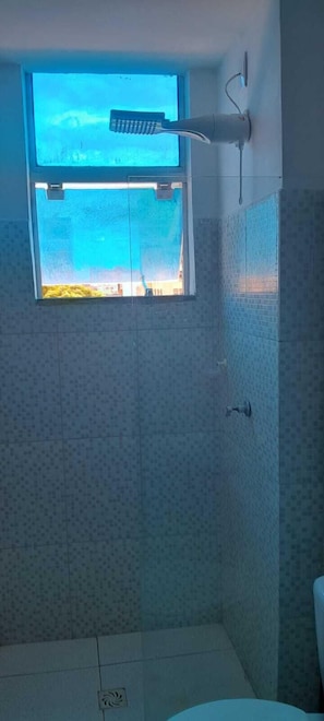Douche, serviettes fournies, savon, papier toilette