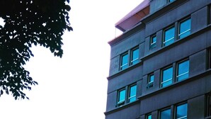 Vista frontal de la propiedad
