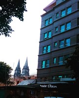 Um edifício moderno com várias janelas e uma placa com a inscrição 'Popular D'BOA'.