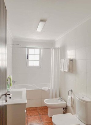 Douche, sèche-cheveux, serviettes fournies