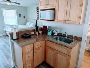 Kühlschrank, Wasserkocher mit Kaffee-/Teezubehör