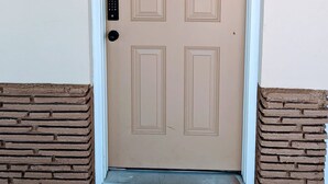 A beige door with a white frame and a number '5' above it. - Relaxing Studio Apt - Central MB (Myrtle Beach)