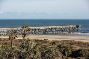On the beach - 3rd Floor Oceanfront Condo!! Community Pool & Pier w/ 1000 ft fishing pier! (Isle Of Palms)