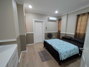 2 habitaciones, escritorio, tabla de planchar con plancha y wifi gratis 