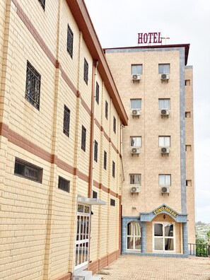 Front of property - FONO HÔTEL Sarl (Yaoundé)