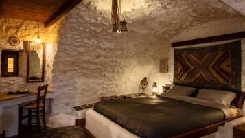 Habitación triple tradicional, vistas al jardín | Decoración individual, tabla de planchar con plancha, wifi gratis