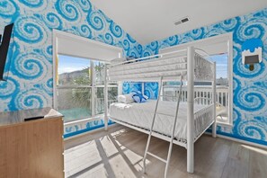 4 habitaciones, escritorio, tabla de planchar con plancha y wifi