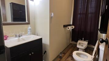 Haartrockner, Bidet, Handtücher, Seife