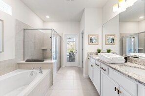 Ensemble baignoire-douche, séchoir à cheveux, serviettes fournies