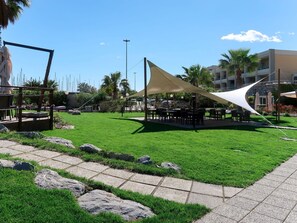 Outdoor dining - Cosy apartment for 4 people with A/C, WIFI, TV and terrace (Santo Stefano Al Mare)