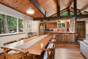 Private kitchen - Cedar Solitude - Dog-Friendly, Nice Decor (Carnelian Bay)