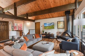 Living area - Cedar Solitude - Dog-Friendly, Nice Decor (Carnelian Bay)