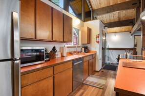 Private kitchen - Cedar Solitude - Dog-Friendly, Nice Decor (Carnelian Bay)
