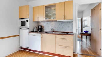 Frigorífico, microondas, horno y lavavajillas