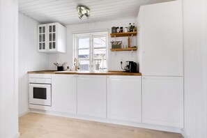 Een koelkast, een oven, een vaatwasser, een waterkoker