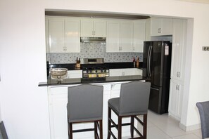 Microwave, cookware/dishes/utensils, paper towels - Hartland Blue (St. Ann's Bay)