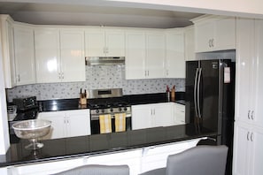 Microwave, cookware/dishes/utensils, paper towels - Hartland Blue (St. Ann's Bay)