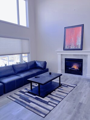 Living area - Gorgeous cozy room in large single house&free parking&close LRT/UC/SAIT (Calgary)