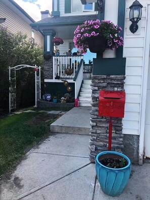 Exterior detail - Gorgeous cozy room in large single house&free parking&close LRT/UC/SAIT (Calgary)