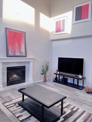 Living area - Gorgeous cozy room in large single house&free parking&close LRT/UC/SAIT (Calgary)