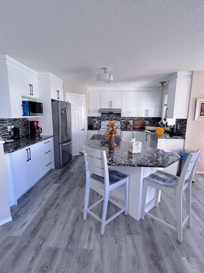 Fridge, microwave, oven, stovetop - Gorgeous cozy room in large single house&free parking&close LRT/UC/SAIT (Calgary)