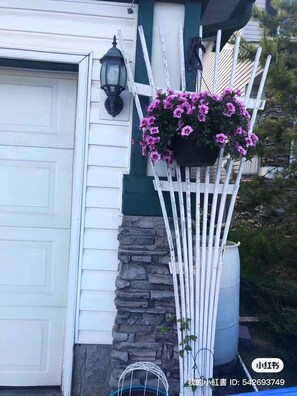 Exterior detail - Gorgeous cozy room in large single house&free parking&close LRT/UC/SAIT (Calgary)