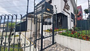 A gated entrance to a building with a sign that reads "Jubilee". - Hotel & Suites Gonsalez Suarez Quito (Quito)
