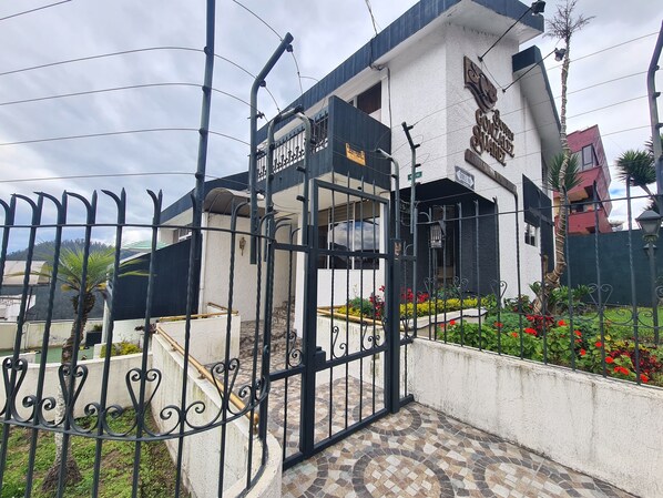 Un cancello d'ingresso a un edificio con un cartello che riporta la scritta "Jubilee".