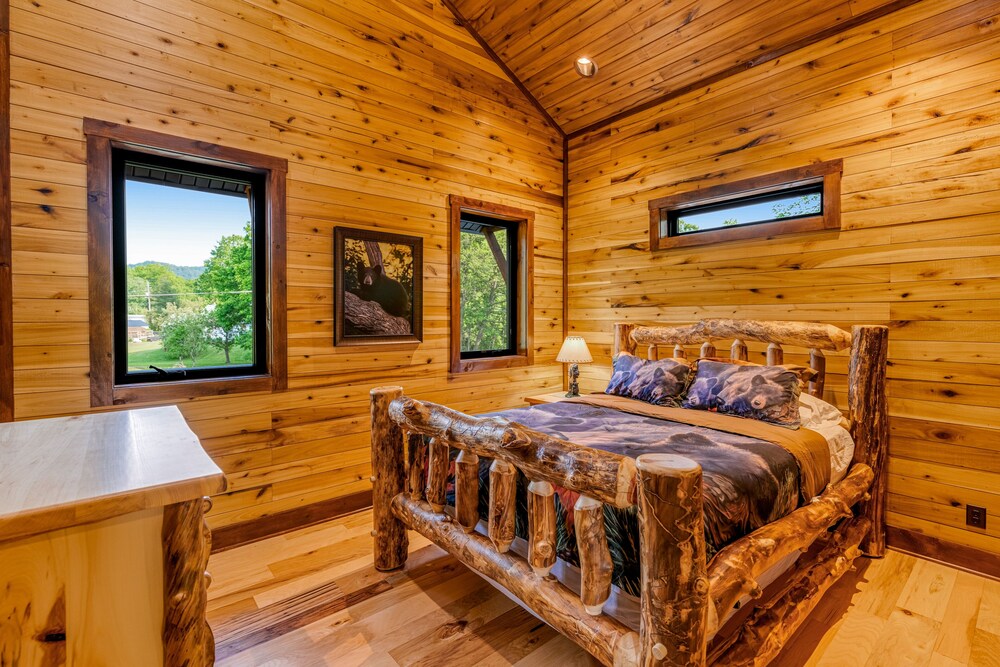 Riverfront luxury cabin private hot tub, deck, vaulted ceilings, fast