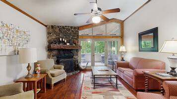 Télévision, cheminée, table de tennis de table