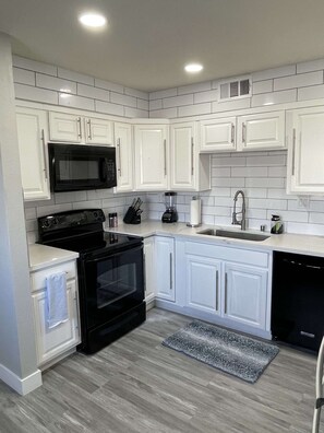 Private kitchen - Newly Remodeled Gorgeous 3R/2B House! (Las Vegas)