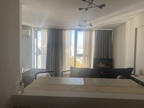 Un comedor con una mesa, sillas y un jarrón de cañas.