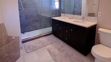 Douche, sèche-cheveux, serviettes fournies, savon