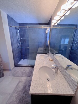 Douche, sèche-cheveux, serviettes fournies, savon