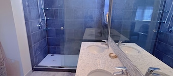 Calgary- single king room &private bathroom close LRT&free parking