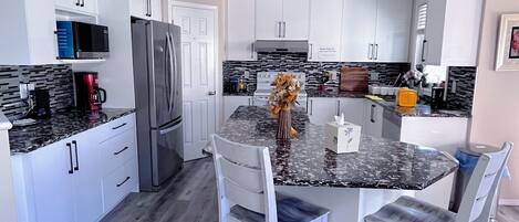 Kjøleskap, mikrobølgeovn, ovn og kokeplater