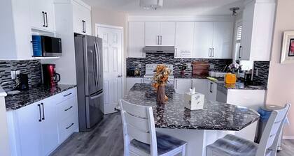 Calgary- single king room &private bathroom close LRT&free parking