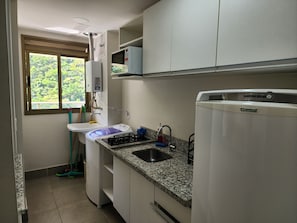 Geladeira, micro-ondas, cooktop, cafeteira/chaleira