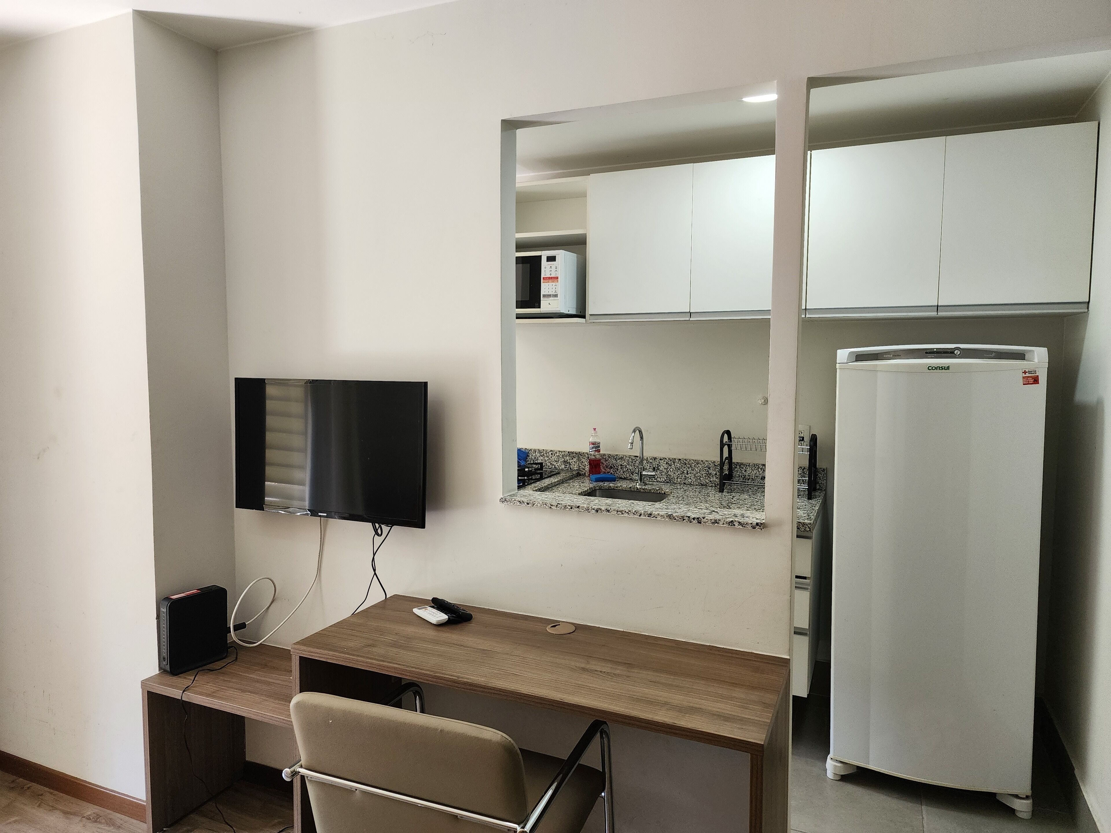 Geladeira, micro-ondas, cooktop, cafeteira/chaleira