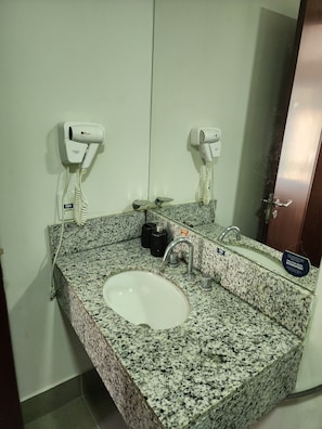 Toalhas de banho, sabonete, papel higiênico