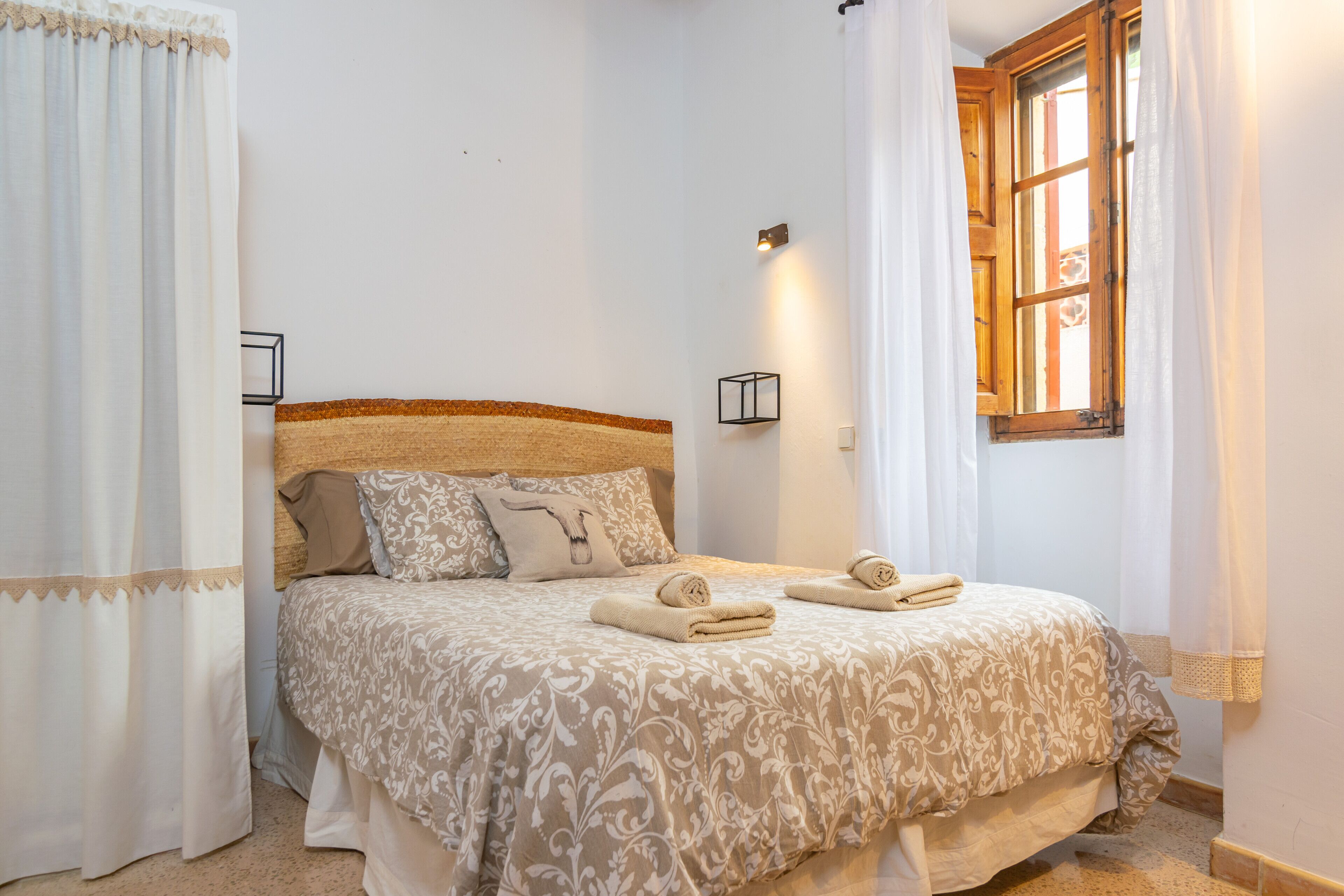3 bedrooms, iron/ironing board, WiFi (free), bed sheets