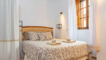 3 bedrooms, iron/ironing board, WiFi (free), bed sheets