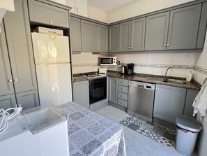 Kjøleskap, mikrobølgeovn, ovn og oppvaskmaskin