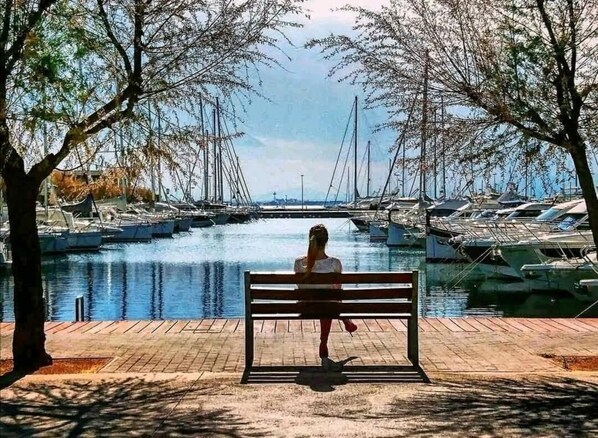 Marina - Quiet area, panoramic view of the bay of Roses (Roses)