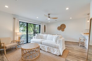 Smart TV - Stay on 30A Renovated Beach Condo
On 30A directly across from beach access (Santa Rosa Beach)