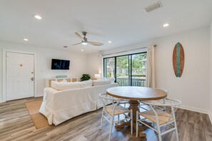 Smart TV - Stay on 30A Renovated Beach Condo
On 30A directly across from beach access (Santa Rosa Beach)