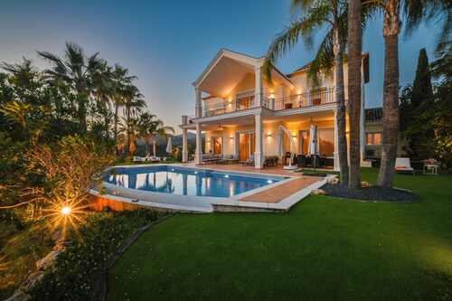 Luxurious southeast-facing villa with 5 bedrooms, heated pool, BBQ, sea views