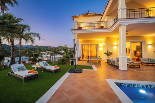 Luxurious southeast-facing villa with 5 bedrooms, heated pool, BBQ, sea views